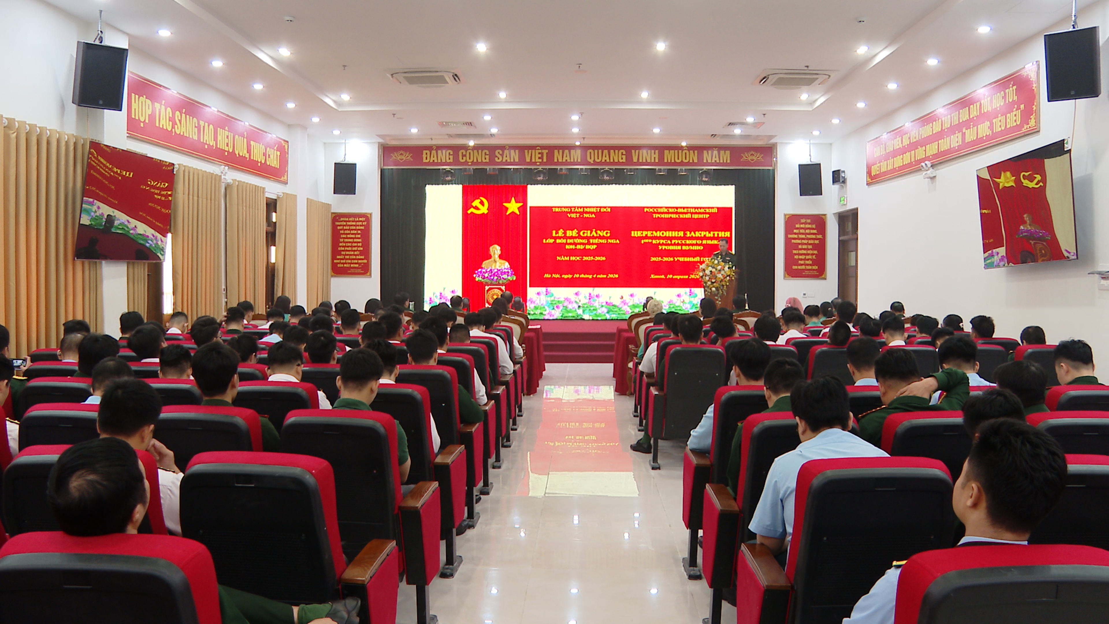 Bế giảng lớp bồi dưỡng tiếng Nga trình độ B2 khóa 1 năm học 2025-2026